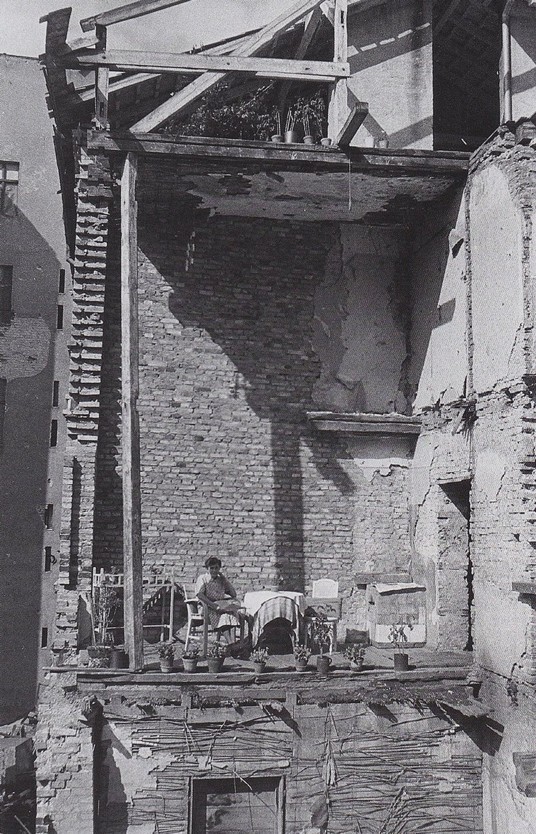 II. Dünya Savaşı sonrası evin salonunu balkon olarak kullanan bir kadın
📍Berlin, 1946.