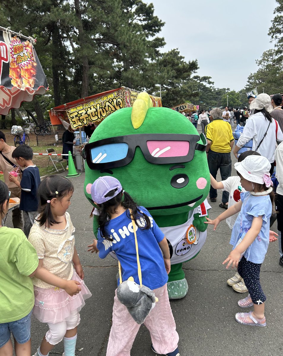 muvimuvio's tweet photo. 【浜寺ローズカーニバル����🦖】
きのうは、はじめて
はまでらこうえん
いってきたむび〜🦖
だい45かい はまでらろーず🌹かーにばる
いってきたむび〜🦖
かぞくをさがしたけど
いなかったむび〜🦖
おともだちにあえて
たのしかったむび〜🦖
#むびお
#muvio https://t.co/TzPI0AqGqz