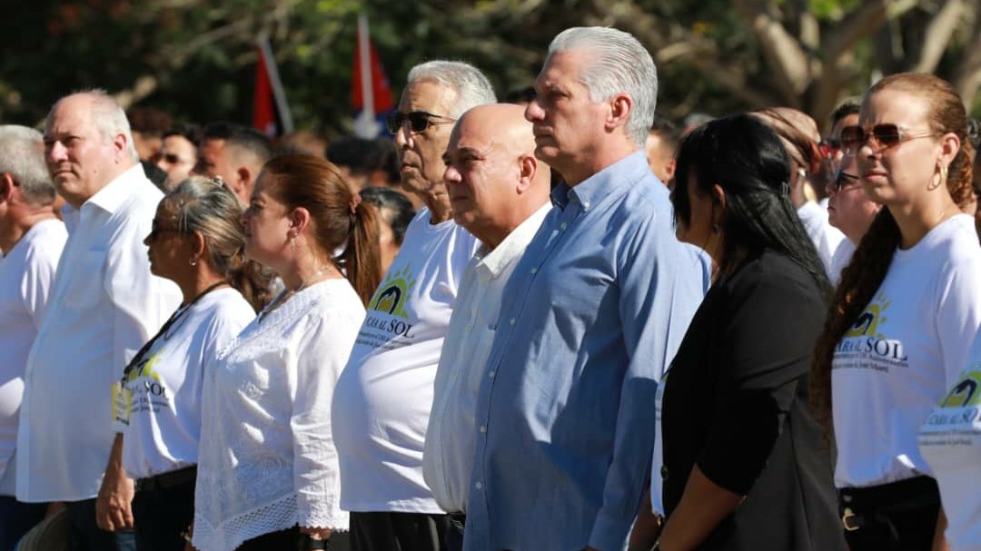 CNC TV Granma (@cnctvgranma) on Twitter photo ✍️<a href="/DrRobertoMOjeda/">Dr. Roberto Morales Ojeda</a>
Han pasado 130 años de la caída en combate de José Martí y regresamos, junto a <a href="/DiazCanelB/">Miguel Díaz-Canel Bermúdez</a>, al lugar donde #DeCaraAlSol demostró su coherencia política, ética y moral.
<a href="/PartidoPCC/">Partido Comunista de Cuba</a>
<a href="/PresidenciaCuba/">Presidencia Cuba 🇨🇺</a> ✍️<a href="/DrRobertoMOjeda/">Dr. Roberto Morales Ojeda</a>
Han pasado 130 años de la caída en combate de José Martí y regresamos, junto a <a href="/DiazCanelB/">Miguel Díaz-Canel Bermúdez</a>, al lugar donde #DeCaraAlSol demostró su coherencia política, ética y moral.
<a href="/PartidoPCC/">Partido Comunista de Cuba</a>
<a href="/PresidenciaCuba/">Presidencia Cuba 🇨🇺</a>