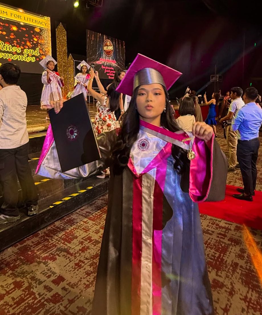 MegaKapamilya's tweet image. RAIN, GRADUATION POST DUMP! ❤️
 Napakaganda at puno ng emosyon ang ibinahaging graduation photo dump ni Rain Celmar sa kanyang Instagram.

“I am beyond grateful… Now, I’m proud to share that I’ve graduated from the very school I’ve attended since nursery—#loyaltyaward!” ani ni