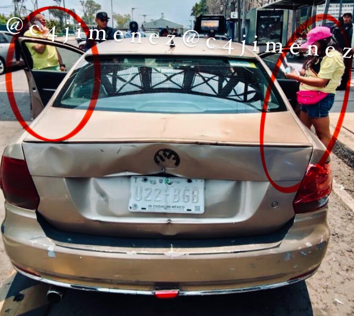 DETIENE a AFICIONADOS del <a href="/ClubAmerica/">Club América</a> RUMBO AL ESTADIO, en AUTO ROBADO
Jovanni Ocaña
Iba con esta joven a ver el juego Vs el <a href="/CruzAzul/">CRUZ AZUL</a> 
Viajaban en este Vento robado por <a href="/cuajimalpa_gob/">Alcaldía Cuajimalpa</a> 
Agentes de <a href="/SSC_CDMX/">SSC CDMX</a> los descubrieron y detuvieron.
Ya no llegaron a ver ganar a su equipo.