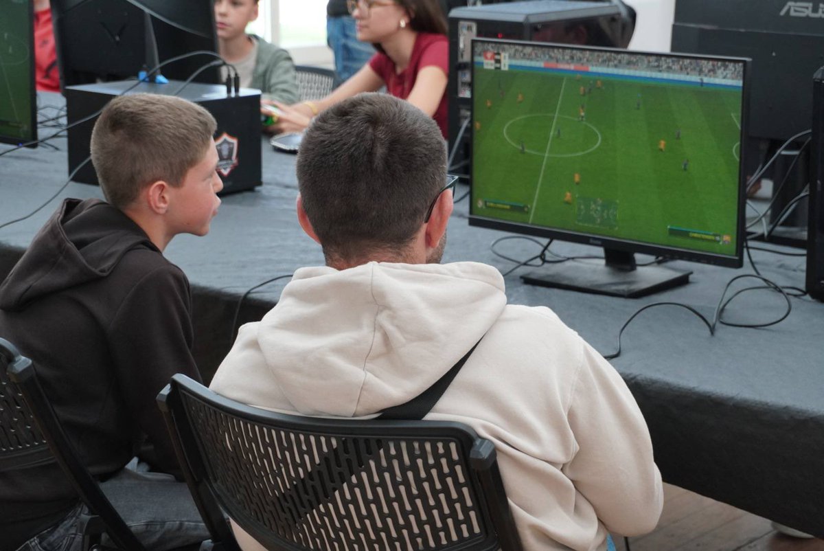 Retour sur LudiK’ 2025 - Pont-l’Évêque

Pendant deux jours, nous avons animé l’espace gaming. Ambiance détendue, beaux matchs, exactement ce qu’on aime

Un grand bravo à nos bénévoles pour leur énergie, leur sourire et leur bienveillance; merci au public pour sa bonne humeur