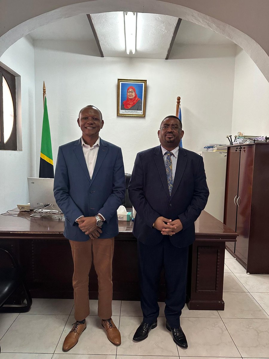 Mhe Said J Mshana, amekutana ofisini kwake na kuzungumza na Bw. Sererine Allute Mwakilishi Mkazi wa Real Relief ambaye amekuja Kinshasa kuelimisha, kuitangaza na kutafuta Masoko ya  bidhaa za Hedhi salama. Bidhaa hizi za 
SafePad zinatengenezwa na Real Relief na A to Z Group