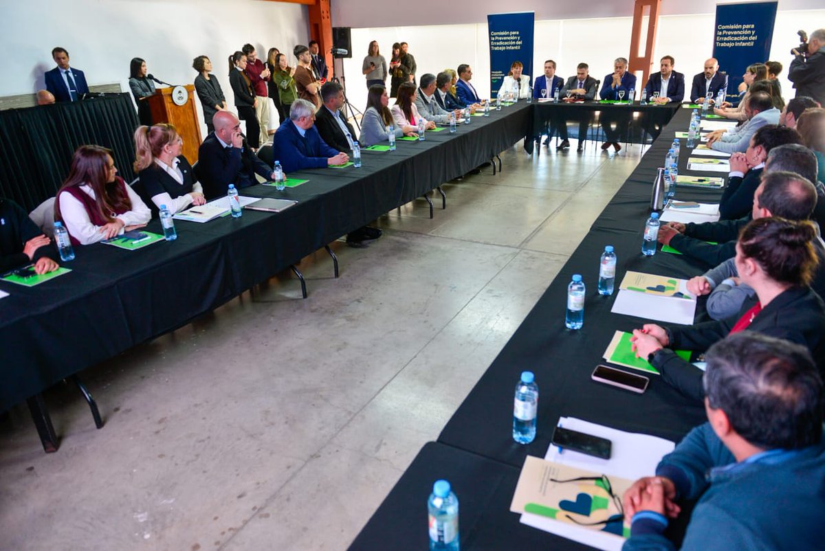 Rolo_Figueroa's tweet photo. REAFIRMAMOS NUESTRO COMPROMISO CONTRA EL TRABAJO INFANTIL

Durante la 3.ª sesión de la COPRETI, reafirmamos nuestro compromiso con los derechos de niñas, niños y adolescentes mediante políticas públicas concretas.

La erradicación del trabajo infantil es una responsabilidad compartida. Por eso, es clave la articulación con los poderes Legislativo y Judicial, los municipios y el sector privado.

Impulsamos acciones para garantizar el cuidado de niñas, niños y adolescentes. En este camino, el plan de becas Gregorio Álvarez cumple un rol fundamental, apostando al Neuquén que viene.