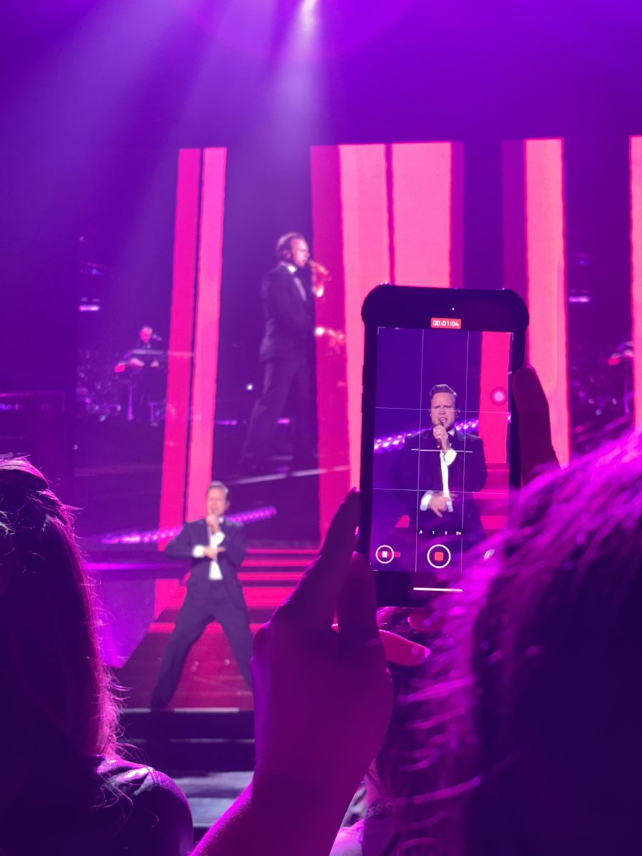 Sums up my view for the night🙃 why do people on the SECOND row need to put their phones in the air when there’s literally a gap?? 
I wouldn’t even mind once or twice to get a snap, but this was pretty much the whole show🥸