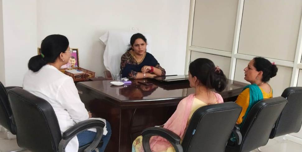 dioudhampur's tweet photo. #ProgressiveJK
Hon'ble DDC VC Juhi Manhas Pathania met public delegations at GHSS Tikri & chaired a review meeting, directs time-bound grievance redressal, fast-tracked #JalJeevanMission rollout amid soaring temperatures & urged zero-delay delivery of essential services. https://t.co/UbUKxc3EF3