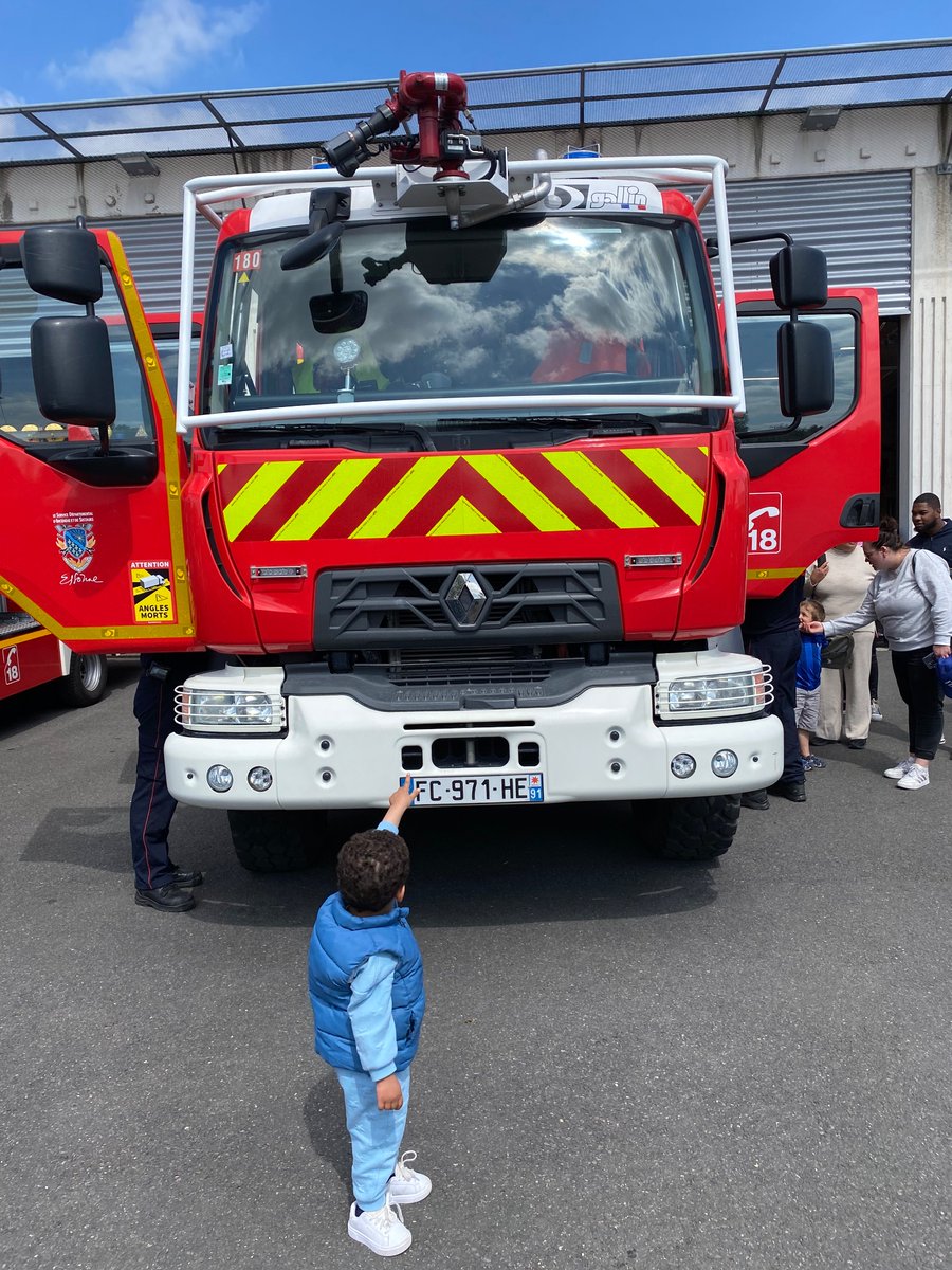 MBellaradh's tweet photo. Le 17/05/2025 
Une expérience immersive pour découvrir le quotidien des sapeurs-pompiers, leurs équipements, et les moyens déployés pour assurer notre sécurité. 
✅Découvrir les outils de secours et d’intervention
✅Échanger avec des professionnels passionnés et dévoués
@sdis91 https://t.co/3UY9yGIUjX