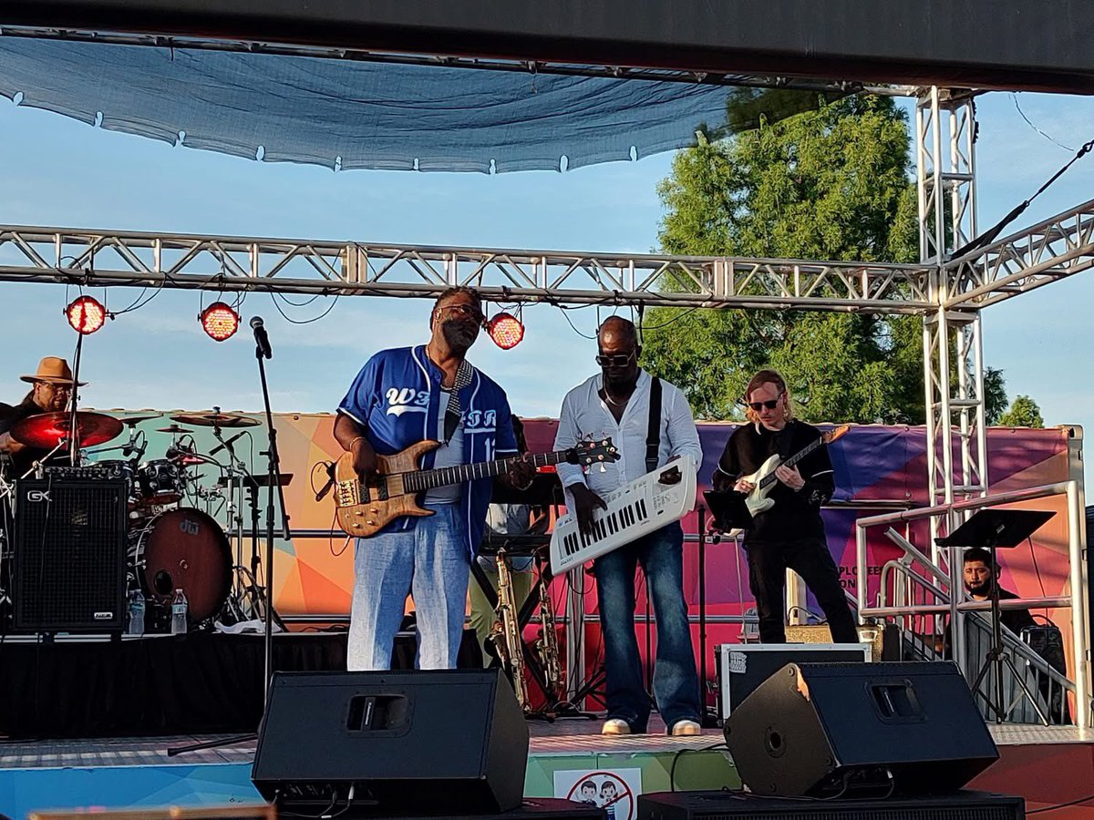mikefezee's tweet image. Tampa! I had a blast this weekend! Shoutout to my bro Nathan Mitchell for having us! Can’t wait to come back! #michaelfieldsjr #tombraxton #justlikewayman #fieldsgood #celebratingwaymantisdale #whoa #nathanmitchell #jazzatsunset #smoothjazz #fieldsgood