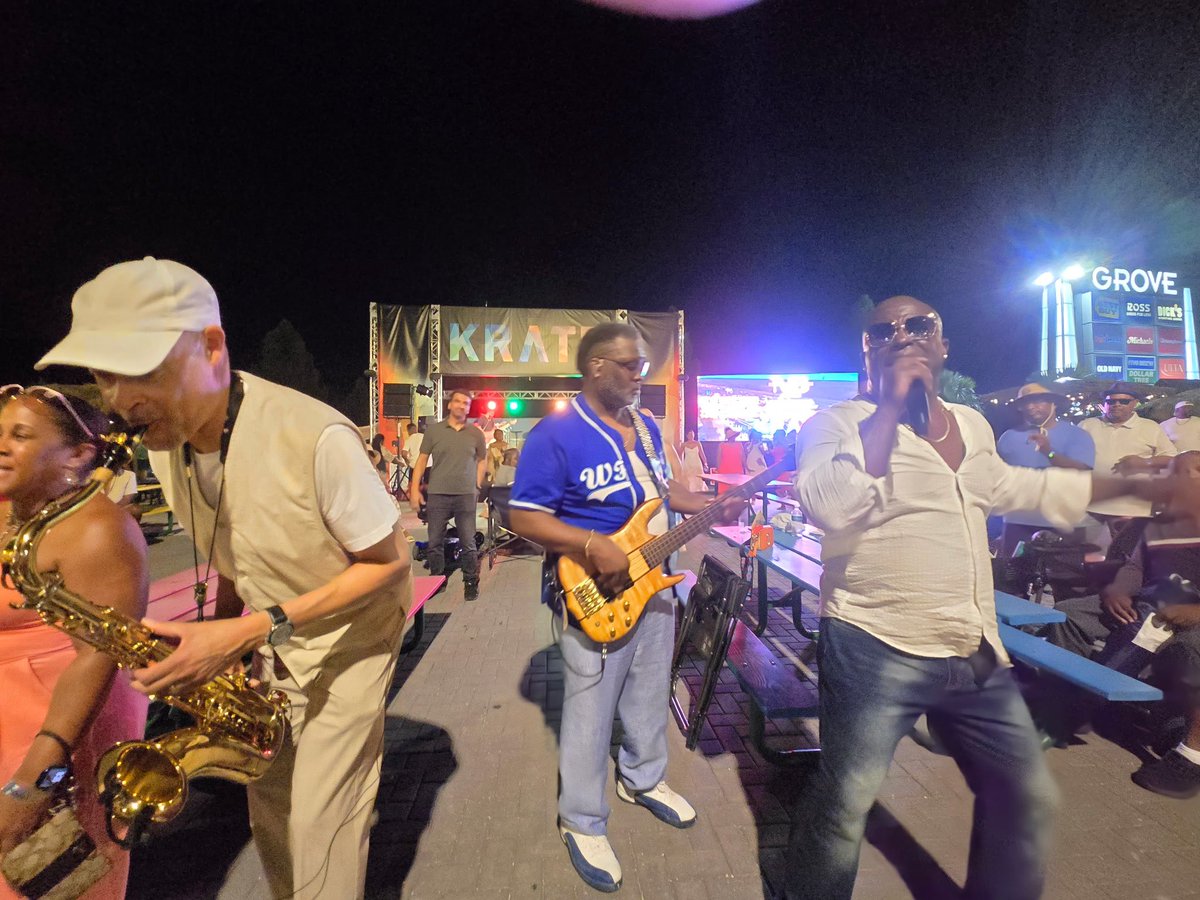 mikefezee's tweet image. Tampa! I had a blast this weekend! Shoutout to my bro Nathan Mitchell for having us! Can’t wait to come back! #michaelfieldsjr #tombraxton #justlikewayman #fieldsgood #celebratingwaymantisdale #whoa #nathanmitchell #jazzatsunset #smoothjazz #fieldsgood