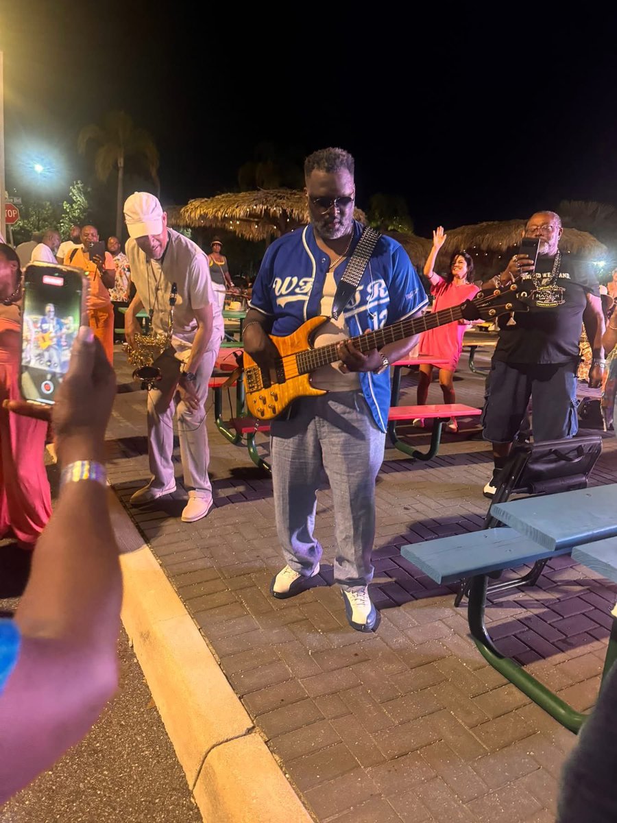 mikefezee's tweet image. Tampa! I had a blast this weekend! Shoutout to my bro Nathan Mitchell for having us! Can’t wait to come back! #michaelfieldsjr #tombraxton #justlikewayman #fieldsgood #celebratingwaymantisdale #whoa #nathanmitchell #jazzatsunset #smoothjazz #fieldsgood