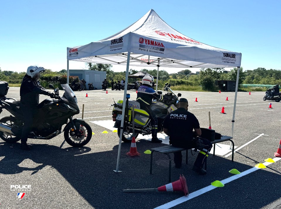 PoliceNat69's tweet photo. #SécuritéRoutière l Hier, la @Policenat69 lançait à #Vaugneray la 7e édition des journées de la sécurité routière moto. Au programme : ateliers dédiés à la conduite moto et un parcours routier de 120 km. 

Un moment d'échange avec les policiers autour d'une passion commune. https://t.co/tQqbYD7k7A