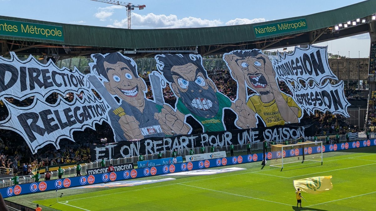 ABouet's tweet photo. Premier match à domicile - dernier match à domicile.
Le scénario se répète de saisons en saisons. On pourrais presque se dire que la BL avait prévu l'animation de fin de match de samedi dès le mois d'août https://t.co/QRQJteASsR