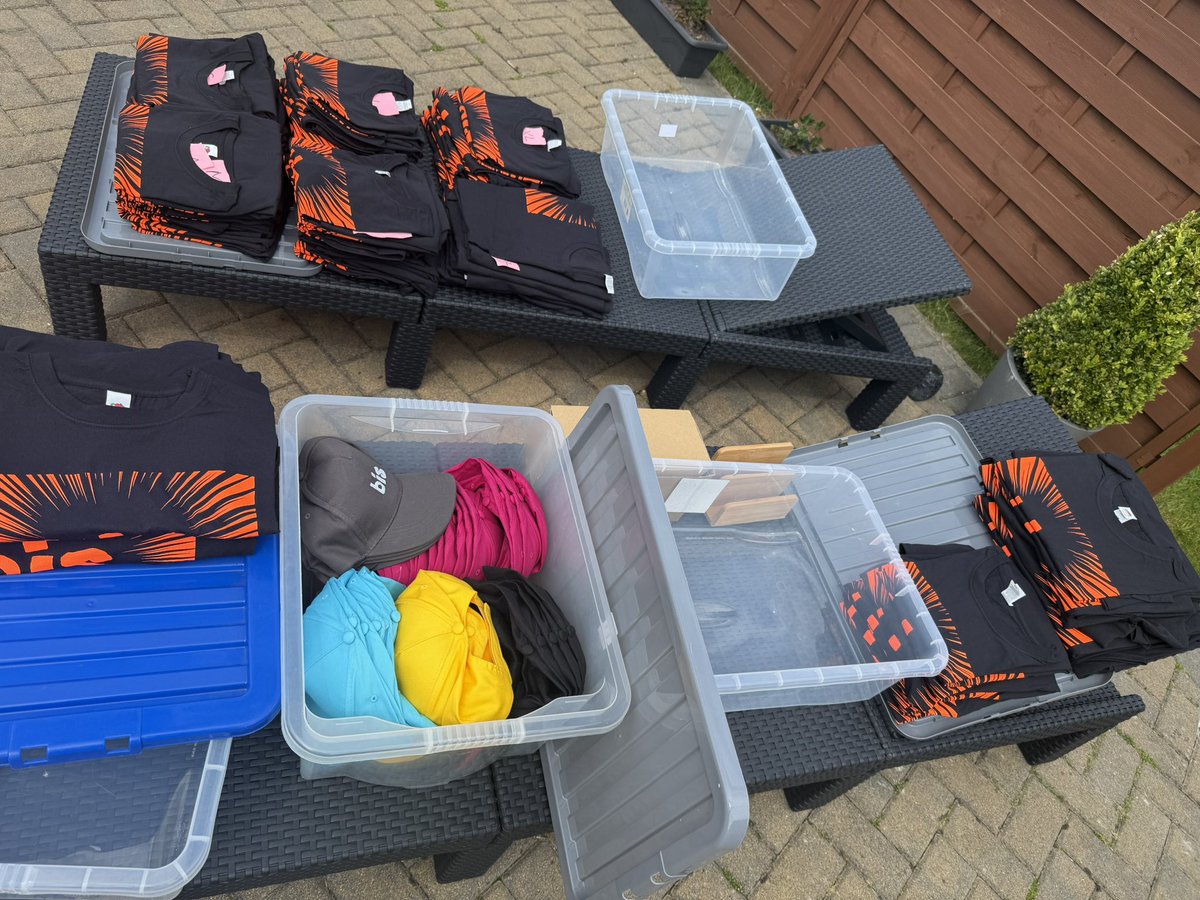 Manda Rin (@mandarin) on Twitter photo Sun loungers are for sorting band merchandise huh? Zero commission for all artists this Sunday thanks to <a href="/Tim_Burgess/">Tim Burgess</a> 👏❤️ Sun loungers are for sorting band merchandise huh? Zero commission for all artists this Sunday thanks to <a href="/Tim_Burgess/">Tim Burgess</a> 👏❤️