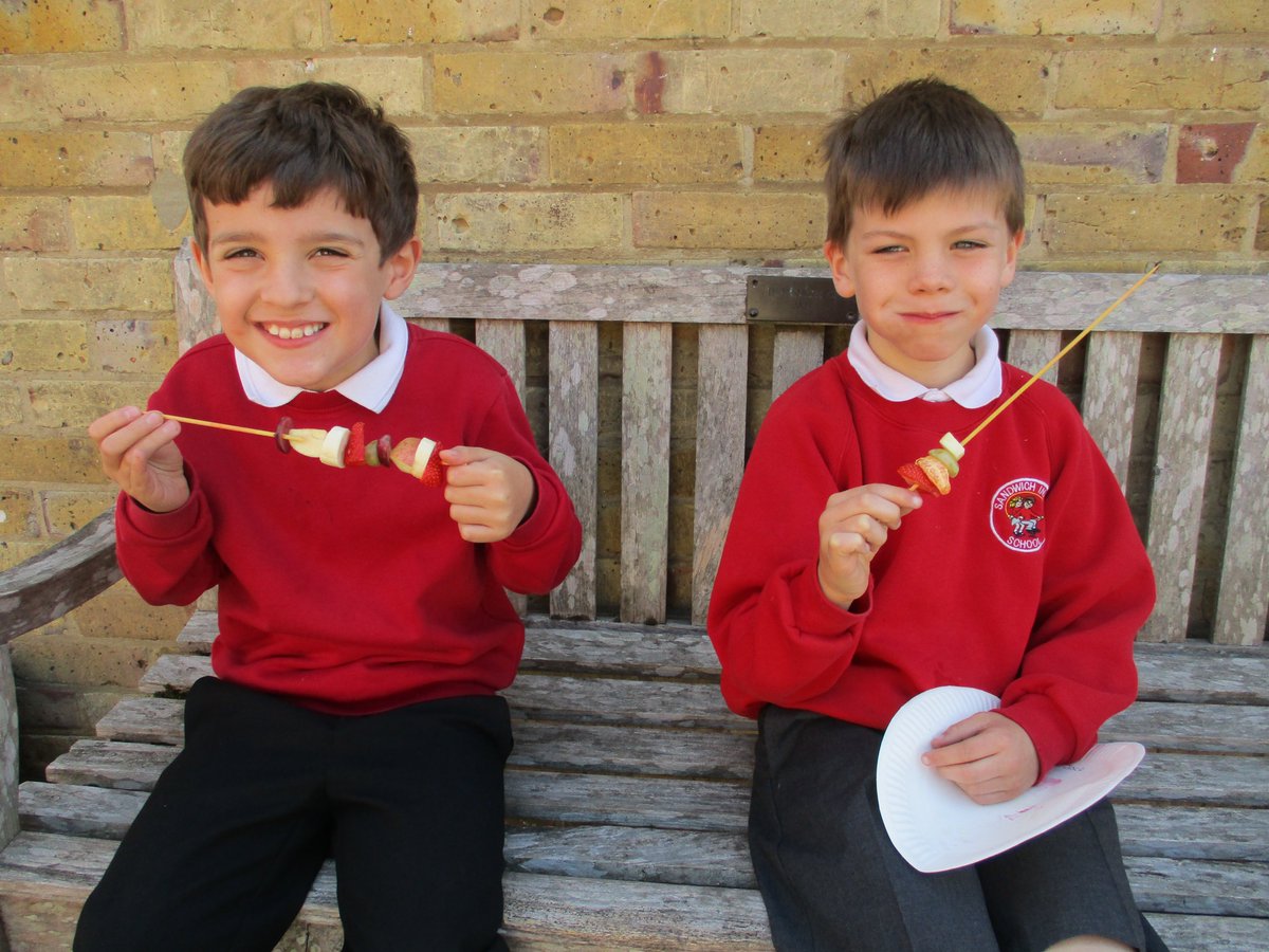 InfantSandwich's tweet photo. Squirrels enjoyed using their designs to create fruit kebabs this afternoon. The best part? Eating them outside in the sunshine with our friends! #KS1 #fruitkebabs #healthyeating #eattherainbow #togetherwithfriends #dt https://t.co/V6MiP9nt1a