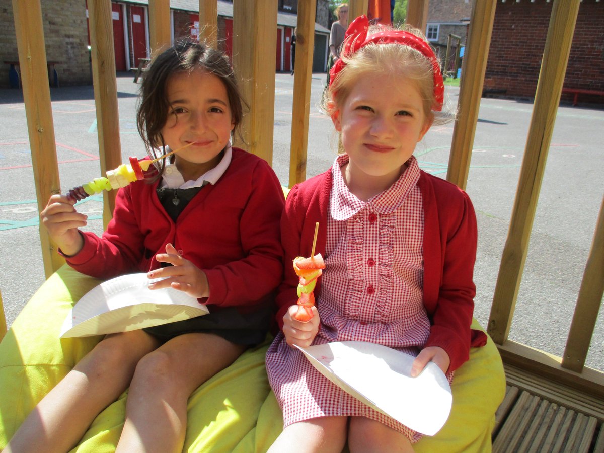 InfantSandwich's tweet photo. Squirrels enjoyed using their designs to create fruit kebabs this afternoon. The best part? Eating them outside in the sunshine with our friends! #KS1 #fruitkebabs #healthyeating #eattherainbow #togetherwithfriends #dt https://t.co/V6MiP9nt1a