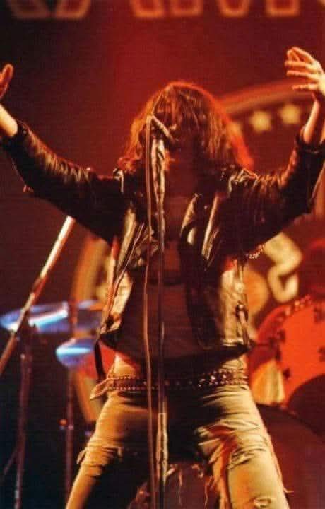 #JoeyRamone A 74 años de su nacimiento

Joey Ramone: Voz áspera, corazón enorme. Con su figura espigada y gafas oscuras, lideró una revolución sonora. Su voz, un grito crudo y melódico a la vez, se convirtió en el himno de los que no encajaban. ¡Hey ho, let's go!