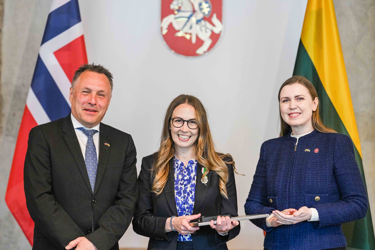 Lithuanian MOD 🇱🇹 (@lithuanian_mod) on Twitter photo Today, 🇱🇹DefMin <a href="/DSakaliene/">Dovilė Šakalienė</a> awarded Heidi Venberget, Advisor at the 🇳🇴<a href="/Forsvarsdep/">Norwegian Ministry of Defence</a>, the Lithuanian Defence System Medal for Civilians. We are grateful for her significant role in deepening Lithuania-Norway defence relations. Mange takk! Today, 🇱🇹DefMin <a href="/DSakaliene/">Dovilė Šakalienė</a> awarded Heidi Venberget, Advisor at the 🇳🇴<a href="/Forsvarsdep/">Norwegian Ministry of Defence</a>, the Lithuanian Defence System Medal for Civilians. We are grateful for her significant role in deepening Lithuania-Norway defence relations. Mange takk!
