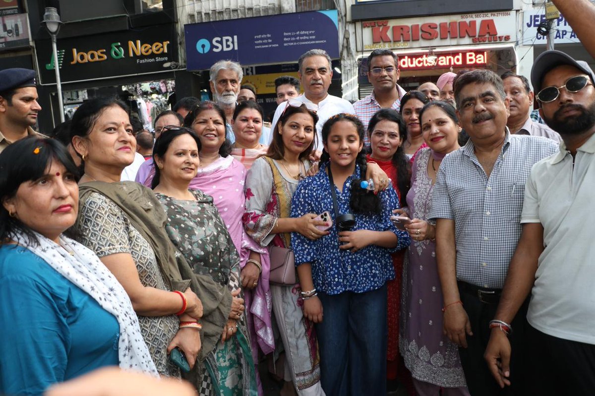 Anup Gupta (Modi Ka Parivar) (@gupta_anup) on Twitter photo рд╕реЗрдХреНрдЯрд░ 22 рдФрд░ 23, рдЪрдВрдбреАрдЧрдврд╝ рдореЗрдВ рддрд┐рд░рдВрдЧрд╛ рдпрд╛рддреНрд░рд╛ рдХреЗ рдорд╛рдзреНрдпрдо рд╕реЗ Operation Sindoor рдХреЗ рд╡реАрд░ рд╕реИрдирд┐рдХреЛрдВ рдХреЛ рдирдорди рдХрд┐рдпрд╛ рдЧрдпрд╛ред
рдЪрдВрдбреАрдЧрдврд╝рд╡рд╛рд╕рд┐рдпреЛрдВ рдиреЗ рдмрдврд╝-рдЪрдврд╝рдХрд░ рд╣рд┐рд╕реНрд╕рд╛ рд▓рд┐рдпрд╛ рдФрд░ рджреЗрд╢рднрдХреНрддрд┐ рдХрд╛ рдЕрджреНрднреБрдд рдкреНрд░рджрд░реНрд╢рди рдХрд┐рдпрд╛ред рдЬрдп рд╣рд┐рдВрдж! ЁЯЗоЁЯЗ│
#OperationSindoor
#TirangaYatra
#TirangaRally
#Chandigarh рд╕реЗрдХреНрдЯрд░ 22 рдФрд░ 23, рдЪрдВрдбреАрдЧрдврд╝ рдореЗрдВ рддрд┐рд░рдВрдЧрд╛ рдпрд╛рддреНрд░рд╛ рдХреЗ рдорд╛рдзреНрдпрдо рд╕реЗ Operation Sindoor рдХреЗ рд╡реАрд░ рд╕реИрдирд┐рдХреЛрдВ рдХреЛ рдирдорди рдХрд┐рдпрд╛ рдЧрдпрд╛ред
рдЪрдВрдбреАрдЧрдврд╝рд╡рд╛рд╕рд┐рдпреЛрдВ рдиреЗ рдмрдврд╝-рдЪрдврд╝рдХрд░ рд╣рд┐рд╕реНрд╕рд╛ рд▓рд┐рдпрд╛ рдФрд░ рджреЗрд╢рднрдХреНрддрд┐ рдХрд╛ рдЕрджреНрднреБрдд рдкреНрд░рджрд░реНрд╢рди рдХрд┐рдпрд╛ред рдЬрдп рд╣рд┐рдВрдж! ЁЯЗоЁЯЗ│
#OperationSindoor
#TirangaYatra
#TirangaRally
#Chandigarh