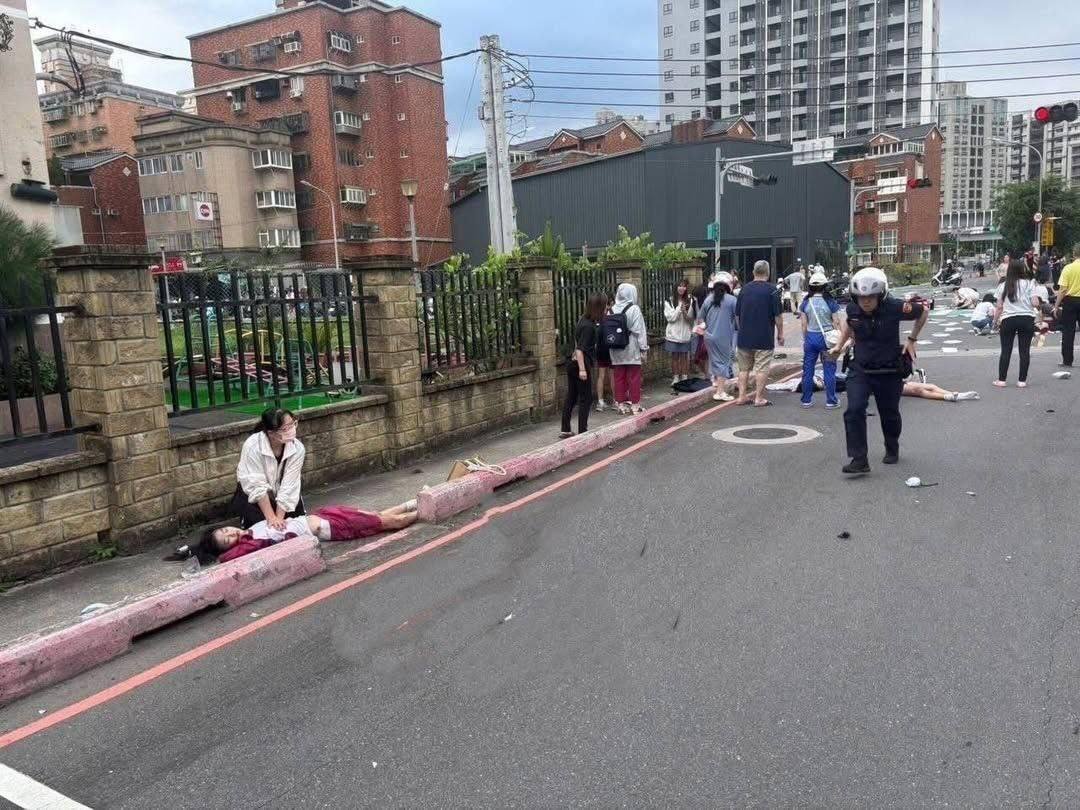5月19日午後、台湾新北市北大小学校の外で、于姓の78歳の男が赤信号を無視して車を運転し、猛スピードで10人以上に衝突した。この事故で15人がさまざまな程度の負傷を負い、近くの病院に搬送されて治療を受けた。病院に到着する前に4人が心肺停止に陥った。