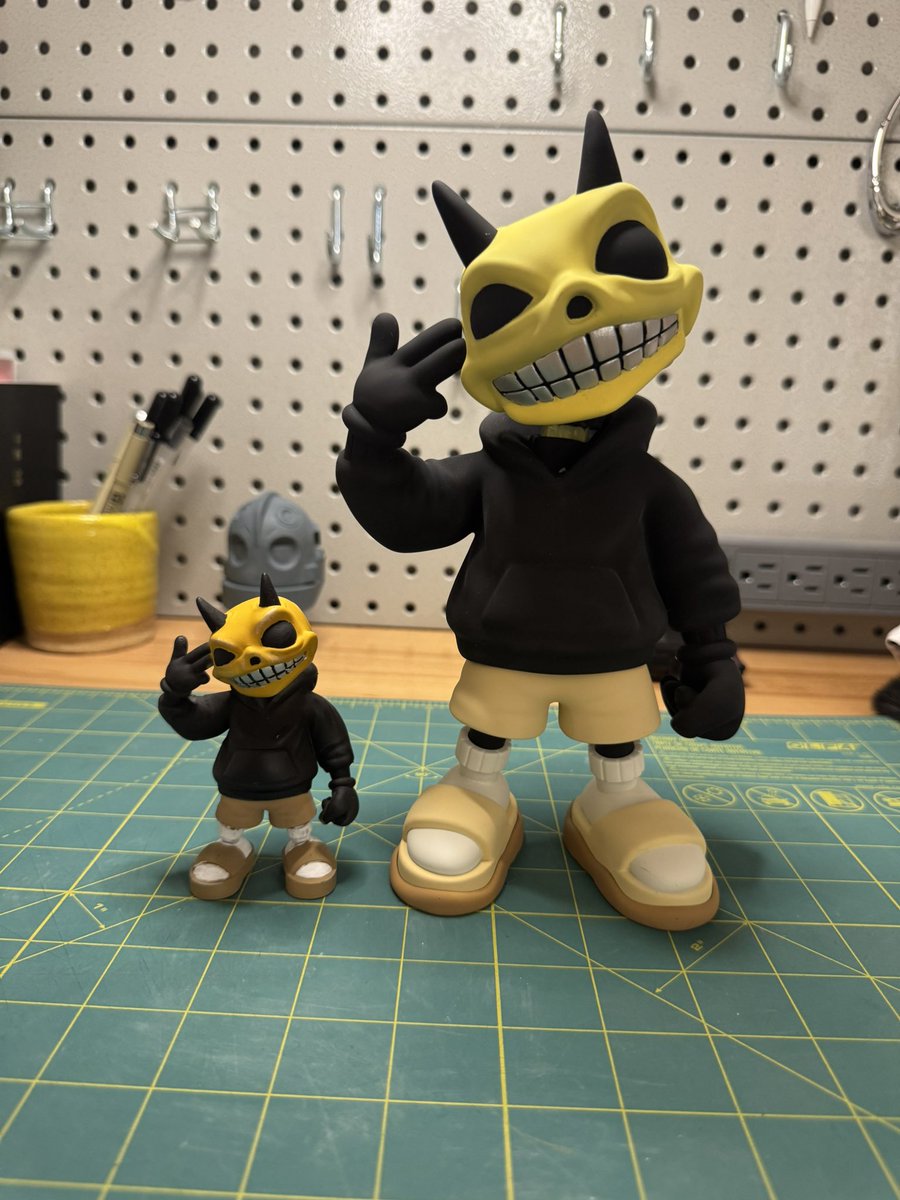 SCUMSOL's tweet photo. GM 

After weeks of printing, sanding, patching, priming, learning how to use an airbrush, 3D printer, varnishes AND how to fix broken prints after falling UP some stairs. Still need to refine the sculpt and color mixing. 

But here we are:

Test print > Prototype 01 https://t.co/B1hD7Gayzs
