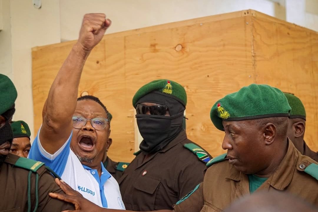 Picha hii iliyopigwa mahakamani Kisutu leo tarehe 19 Mei 2025 siku ambayo raia mwenzetu Tundu lissu amefikishwa mahakamani hapo kwa ajili ya kesi  ya uhaini inayomkabili  ina jumbe kadhaa mzito kwetu. Tafakari tuambie ni ujumbe gani ambao picha hii inatoa?