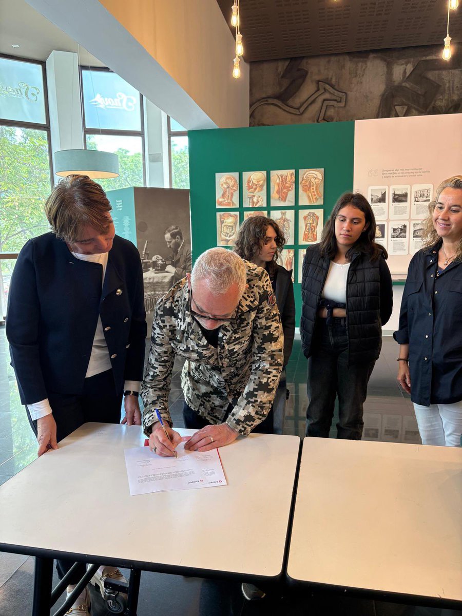 IES Ramón y Cajal Zaragoza (@iescajal) on Twitter photo Nuestro agradecimiento al Centro de Historia de Zaragoza, que dona al RyC las reproducciones de los dibujos del premio Nobel de su obra “Atlas de Anatomía”. <a href="/CentroHistorias/">Centro de Historias de Zaragoza</a> Nuestro agradecimiento al Centro de Historia de Zaragoza, que dona al RyC las reproducciones de los dibujos del premio Nobel de su obra “Atlas de Anatomía”. <a href="/CentroHistorias/">Centro de Historias de Zaragoza</a>