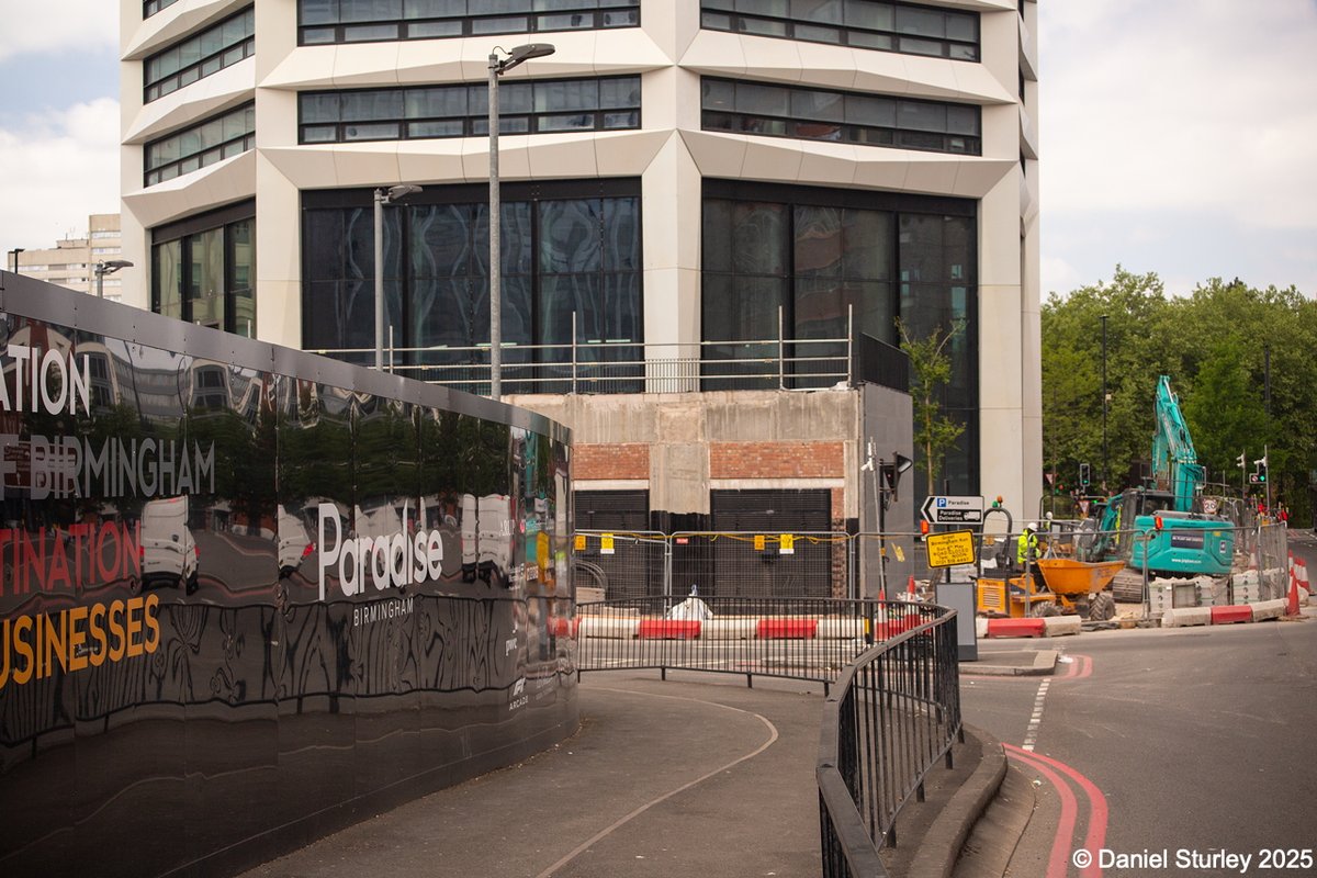 Daniel_Sturley's tweet photo. #Birmingham UK, ground level work at the #construction of the #Octagon @ParadiseBham continues with the addition of some #paving 😎
#BirminghamWeAre #AlmostFinished #SkyScraperOne #Architecture #AllShapes https://t.co/cqcwBSNb4z