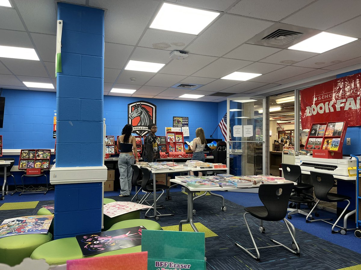 MrAppelbaumLMS's tweet photo. ❤️ 📖 📚 📕 🖊️ @Scholastic @mineolahs https://t.co/dnbSJfTRGU