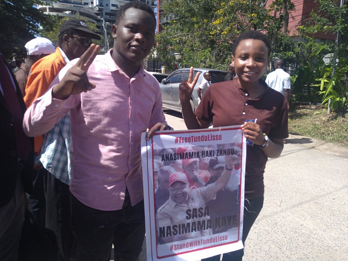 CHASO DAR ES SALAAM (@darchaso) on Twitter photo Mwenyekiti <a href="/martinAbdul14/">Martine Abdul Kandore</a> na katibu wa CHASO Dar katika viunga vya mahakama leo. Ni katika muendelezo wa kesi mbili zinazo mkabili Mh Lissu.
#NoReformsNoElection Mwenyekiti <a href="/martinAbdul14/">Martine Abdul Kandore</a> na katibu wa CHASO Dar katika viunga vya mahakama leo. Ni katika muendelezo wa kesi mbili zinazo mkabili Mh Lissu.
#NoReformsNoElection