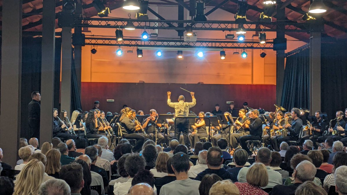 Després del concert que vam viure el dissabte, volíem agrair a Ivan Chaquet, per la seua dedicació i passió cap a la música, i per fer-nos viure als músics i al públic un moment màgic💗. 
I, com no, donar-vos les gràcies a tots i totes per vindre a gaudir amb nosaltres!🥰.
#SLMB