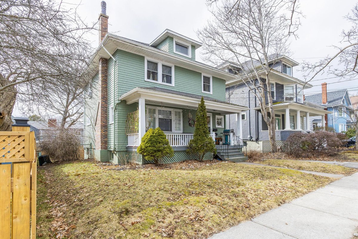 Live in one unit &amp; rent the other! Put this solid home &amp; investment property in downtown #Halifax on your must see list. Close to Dalhousie University &amp; in the sought after Tupper School District, walk everywhere &amp; have someone else help pay your mortgage. realtor.ca/real-estate/28…