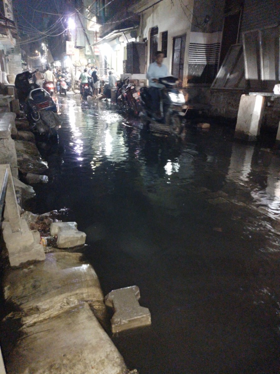 Ajay06544142's tweet photo. Near Turkman Gate aligarh wade 6 flow water on road because over fill sewage  common people face problems after 6 month and some kids fall down in water https://t.co/WvasWCn7tz