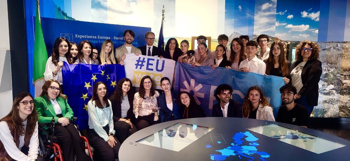 giusi_princi's tweet photo. L’Europa è la voce dei giovani! 🇪🇺
Premiato oggi il progetto #EUVote di @ESNITALIA, vincitore nazionale del Premio Carlo Magno della Gioventù 2025. 🏆
Un’iniziativa che ispira i giovani alla partecipazione attiva. In bocca al lupo per la fase europea ad Aquisgrana!
@Europarl_IT https://t.co/qHF2700ska