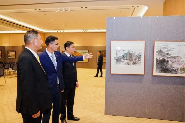 Huanqiu_com's tweet photo. On May 18, the “Splendid Wuxi · Picturesque Taihu” Belt and Road Art Exhibition on Masters' Impressions of Taihu Lake opened at the Queen Sirikit National Convention Center in Bangkok, Thailand, celebrating the 50th anniversary of China–Thailand diplomatic relations.
 
The event showcases 41 artworks by artists from #Wuxi, east China's #Jiangsu Province, blending ink and oil painting techniques to depict the charm of #TaihuLake in Wuxi and the poetic beauty of #Jiangnan, the scenic region south of China's Yangtze River. Open to the public from May 18 to 21, the exhibition highlights Wuxi’s cultural richness and promotes it as a must-visit destination along the routes of the #BeltandRoadInitiative.
