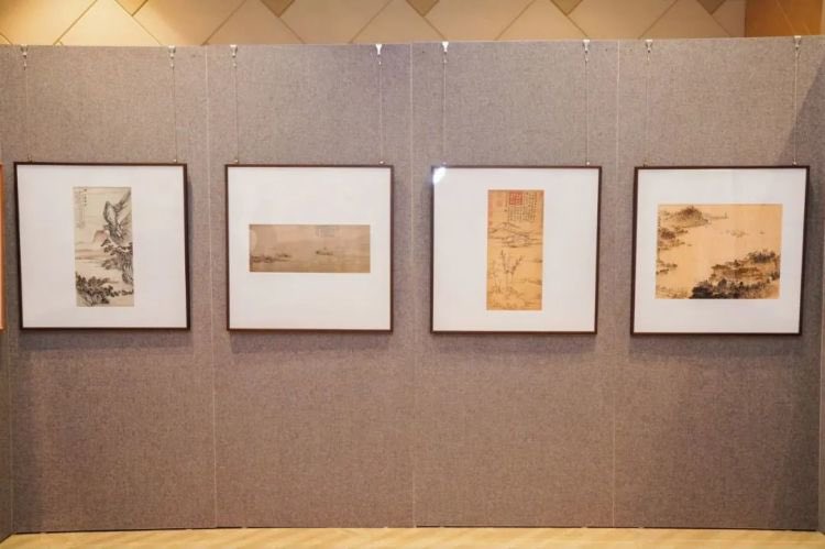 Huanqiu_com's tweet photo. On May 18, the “Splendid Wuxi · Picturesque Taihu” Belt and Road Art Exhibition on Masters' Impressions of Taihu Lake opened at the Queen Sirikit National Convention Center in Bangkok, Thailand, celebrating the 50th anniversary of China–Thailand diplomatic relations.
 
The event showcases 41 artworks by artists from #Wuxi, east China's #Jiangsu Province, blending ink and oil painting techniques to depict the charm of #TaihuLake in Wuxi and the poetic beauty of #Jiangnan, the scenic region south of China's Yangtze River. Open to the public from May 18 to 21, the exhibition highlights Wuxi’s cultural richness and promotes it as a must-visit destination along the routes of the #BeltandRoadInitiative.