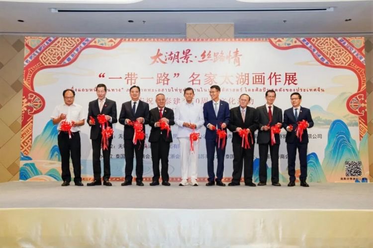 Huanqiu_com's tweet photo. On May 18, the “Splendid Wuxi · Picturesque Taihu” Belt and Road Art Exhibition on Masters' Impressions of Taihu Lake opened at the Queen Sirikit National Convention Center in Bangkok, Thailand, celebrating the 50th anniversary of China–Thailand diplomatic relations.
 
The event showcases 41 artworks by artists from #Wuxi, east China's #Jiangsu Province, blending ink and oil painting techniques to depict the charm of #TaihuLake in Wuxi and the poetic beauty of #Jiangnan, the scenic region south of China's Yangtze River. Open to the public from May 18 to 21, the exhibition highlights Wuxi’s cultural richness and promotes it as a must-visit destination along the routes of the #BeltandRoadInitiative.