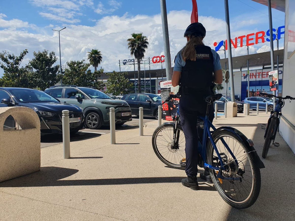 Gendarmerie_034's tweet photo. #ÀVosCôtés Au plus près de la population pour rassurer, protéger, échanger...et tout ça de manière saine, économique et écologique ! Nous, on adore le principe. 👍
📸 BTA Jacou-Clapiers https://t.co/f5WzxkqAzc