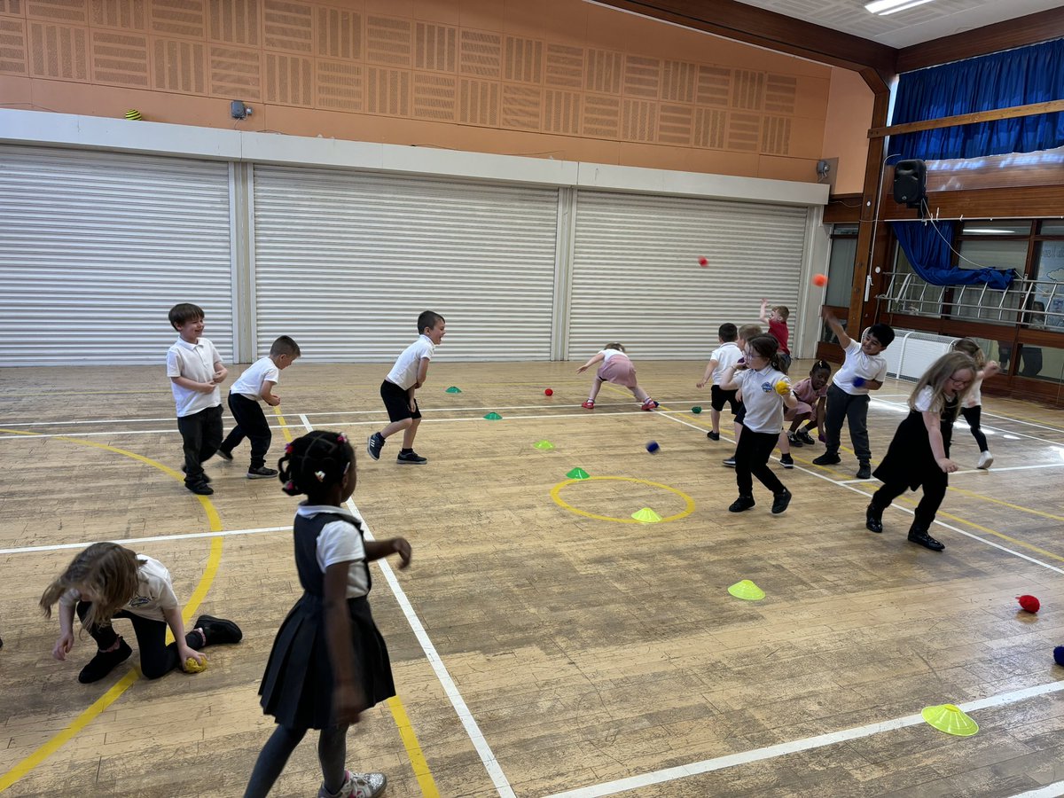 MrLedwidgePE's tweet photo. Primary 1 were working hard as we used both underarm and overarm throws during our clean the garden game. 

Pupils showed great enthusiasm and even started using our feet position as we threw each ball. 

Well done all 🌟

@BowhouseP1R @BowhousePS https://t.co/3jthnfvfQn