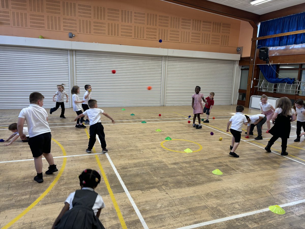 MrLedwidgePE's tweet photo. Primary 1 were working hard as we used both underarm and overarm throws during our clean the garden game. 

Pupils showed great enthusiasm and even started using our feet position as we threw each ball. 

Well done all 🌟

@BowhouseP1R @BowhousePS https://t.co/3jthnfvfQn