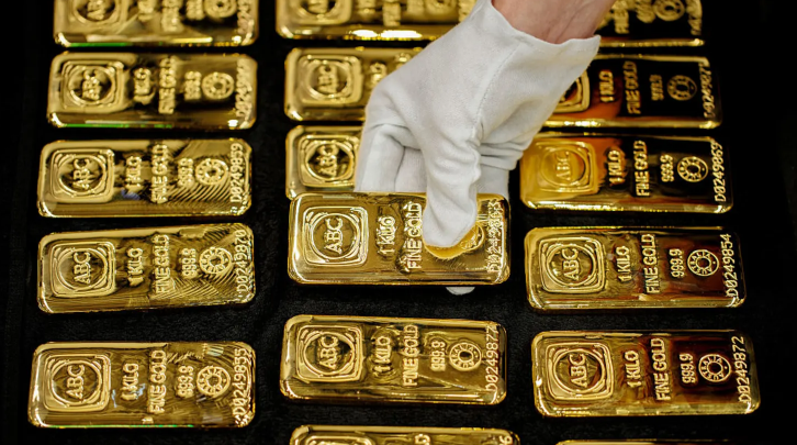 AnalystOwen's tweet photo. 📊🇺🇸 Americans still love real estate &amp; gold, but should they?

🏠 37% say real estate is the best long-term investment
🥇 23% pick gold — both up from last year
📉 Only 16% trust stocks (S&amp;P 500)
⚠️ Experts say: Don’t chase the hype

#InvestSmart #MoneyTips #Finance 💼📉📈💡💸 https://t.co/l8dvnBXGq4