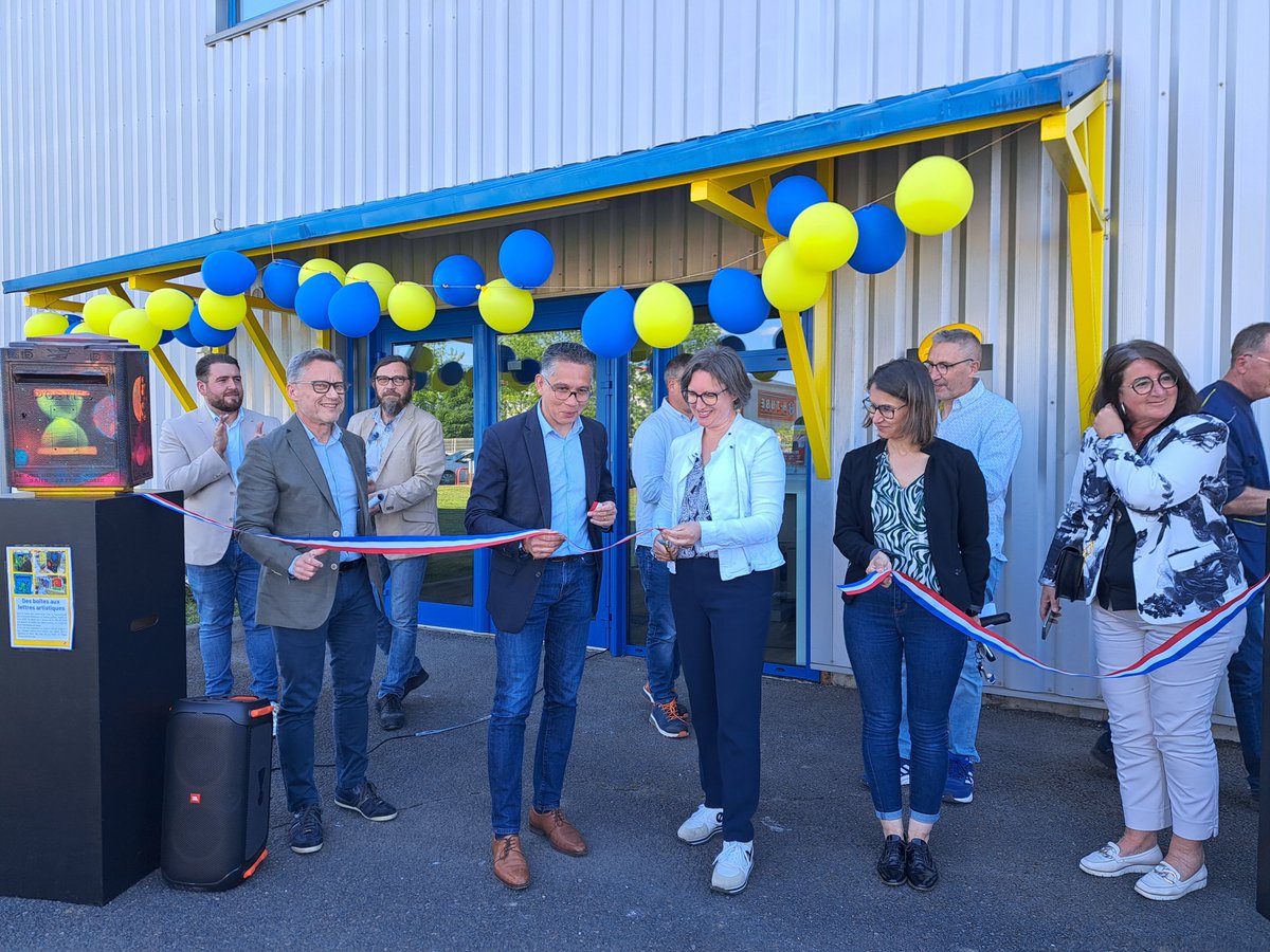 🇫🇷 Le nouvel espace Pro #LaPoste de #Gien a été inauguré. 

🧑‍💻 Cet espace rénové propose, outre les boîtes postales et le retrait des instances, un accompagnement des clients professionnels pour le développement de leurs entreprises, au service du dynamisme économique local.
