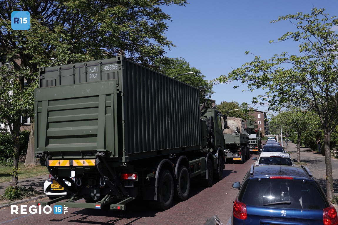 Een bijzonder transport vanaf de #NicolaasBeetslaan #Voorburg. Medewerkers van Defensie hebben daar vanuit de tuin van een particulier een eenpersoonsbunker en een oefenbom getakeld, bestemd voor het Bevrijdingsmuseum Zeeland in #Nieuwdorp