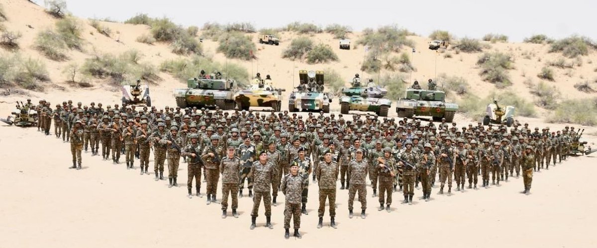 MeghUpdates's tweet image. 📍Picture of the DAY 🇮🇳

Jaisalmer — Indian Army chief Upendra Dwivedi at Laungewala today.

How&apos;s the Josh....!