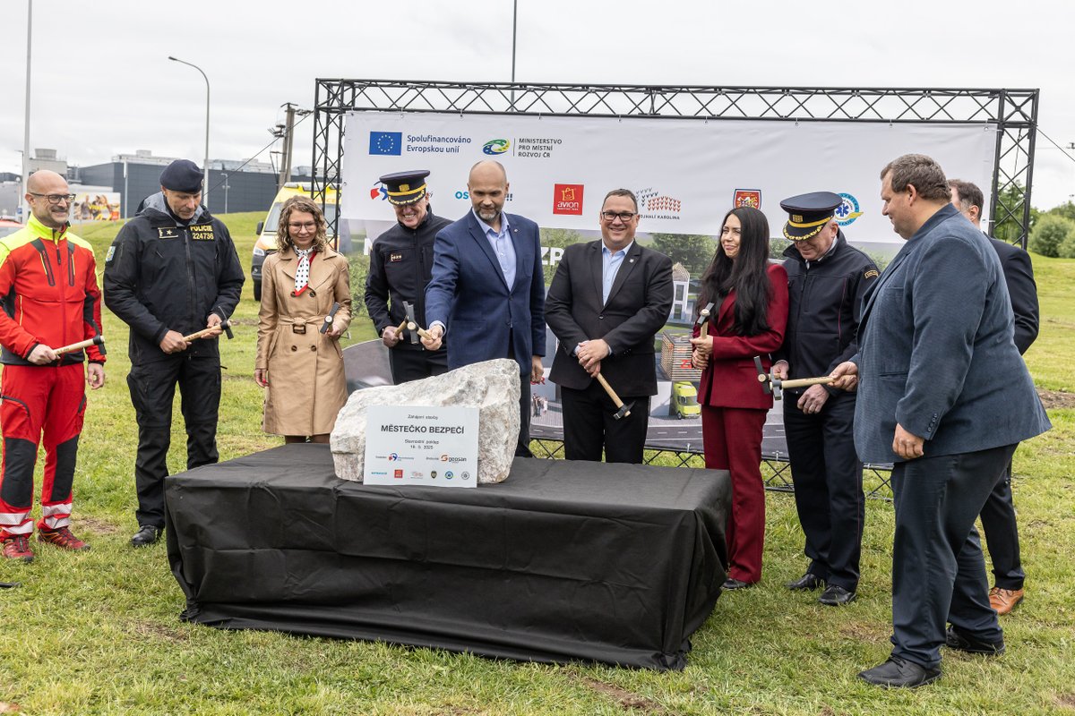 Děti, senioři i dospělí si vyzkouší, jak přežít apokalypsu. Začíná stavba Městečka bezpečí!

Jak se zachovat při požáru, povodni, dopravní nehodě nebo chemickém útoku?

Na to vše připraví návštěvníky Městečko bezpečí, které právě začíná růst u ostravského Avion Shopping Parku.