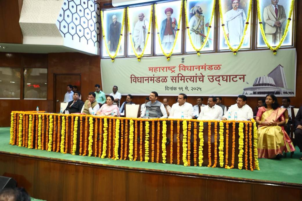 Eknath Shinde - рдПрдХрдирд╛рде рд╢рд┐рдВрджреЗ (@mieknathshinde) on Twitter photo рд╡рд┐рдзрд┐рдордВрдбрд│рд╛рддреАрд▓ рд╕рд░реНрд╡ рд╕рдорд┐рддреНрдпрд╛рдВрд╡рд░ рдЖрддрд╛ рд╕рджрд╕реНрдпрд╛рдВрдЪреА рдиреЗрдордгреВрдХ рдЭрд╛рд▓реА рдЕрд╕реВрди рдЖрддрд╛ рд╡рд┐рдзрд┐рдордВрдбрд│рд╛рдЪреНрдпрд╛ рдХрд╛рд░реНрдпрд╛рд▓рд╛ рдЕрдзрд┐рдХ рдЧрддреА рдпреЗрдИрд▓, рдЕрд╕рд╛ рд╡рд┐рд╢реНрд╡рд╛рд╕ рдпрд╛рд╡реЗрд│реА рдмреЛрд▓рддрд╛рдирд╛ рд╡реНрдпрдХреНрдд рдХреЗрд▓рд╛. рд╡рд┐рдзрд┐рдордВрдбрд│ рд╕рдорд┐рддреА рдореНрд╣рдгрдЬреЗ рдорд┐рдиреА рд╡рд┐рдзрд╛рдирдордВрдбрд│рдЪ рдЕрд╕рддреЗ. рд▓реЛрдХрд╢рд╛рд╣реАрдд рд╕рдорд┐рддреАрд▓рд╛ рдЕрдирдиреНрдпрд╕рд╛рдзрд╛рд░рдг рдорд╣рддреНрддреНрд╡ рдЖрд╣реЗ. рдЖрдЬрдЪ рд╕рдВрд╕рджреЗрдЪреА 'рд╡рди рдиреЗрд╢рди рд╡рди рдЗрд▓реЗрдХреНрд╢рди' рдпрд╛ рд╡рд┐рд╖рдпрд╛рд╡рд░ рдХрд╛рдо рд╡рд┐рдзрд┐рдордВрдбрд│рд╛рддреАрд▓ рд╕рд░реНрд╡ рд╕рдорд┐рддреНрдпрд╛рдВрд╡рд░ рдЖрддрд╛ рд╕рджрд╕реНрдпрд╛рдВрдЪреА рдиреЗрдордгреВрдХ рдЭрд╛рд▓реА рдЕрд╕реВрди рдЖрддрд╛ рд╡рд┐рдзрд┐рдордВрдбрд│рд╛рдЪреНрдпрд╛ рдХрд╛рд░реНрдпрд╛рд▓рд╛ рдЕрдзрд┐рдХ рдЧрддреА рдпреЗрдИрд▓, рдЕрд╕рд╛ рд╡рд┐рд╢реНрд╡рд╛рд╕ рдпрд╛рд╡реЗрд│реА рдмреЛрд▓рддрд╛рдирд╛ рд╡реНрдпрдХреНрдд рдХреЗрд▓рд╛. рд╡рд┐рдзрд┐рдордВрдбрд│ рд╕рдорд┐рддреА рдореНрд╣рдгрдЬреЗ рдорд┐рдиреА рд╡рд┐рдзрд╛рдирдордВрдбрд│рдЪ рдЕрд╕рддреЗ. рд▓реЛрдХрд╢рд╛рд╣реАрдд рд╕рдорд┐рддреАрд▓рд╛ рдЕрдирдиреНрдпрд╕рд╛рдзрд╛рд░рдг рдорд╣рддреНрддреНрд╡ рдЖрд╣реЗ. рдЖрдЬрдЪ рд╕рдВрд╕рджреЗрдЪреА 'рд╡рди рдиреЗрд╢рди рд╡рди рдЗрд▓реЗрдХреНрд╢рди' рдпрд╛ рд╡рд┐рд╖рдпрд╛рд╡рд░ рдХрд╛рдо