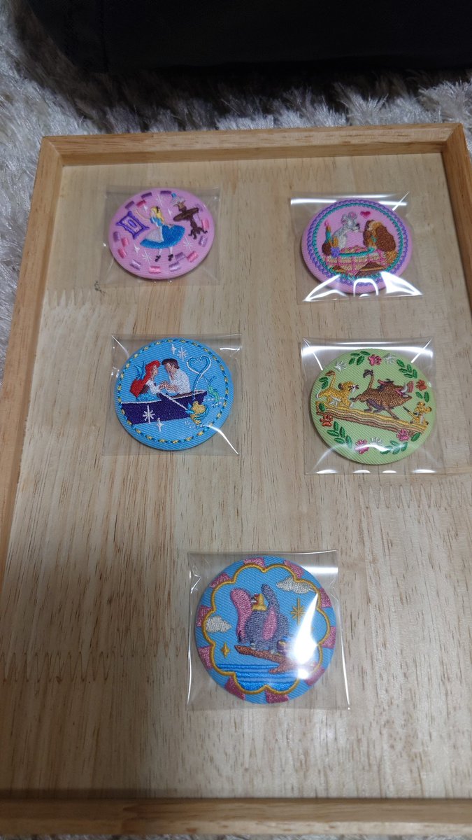 cnd1996's tweet photo. ディズニー　刺繍缶バッジ

譲:アリス、わんわん、アリエル、ライオンキング、ダンボ

求:アラジン、シンデレラ、白雪姫

※複数まとめ交換出来る方ご優先
※郵送交換 https://t.co/NhNjK1EbE8