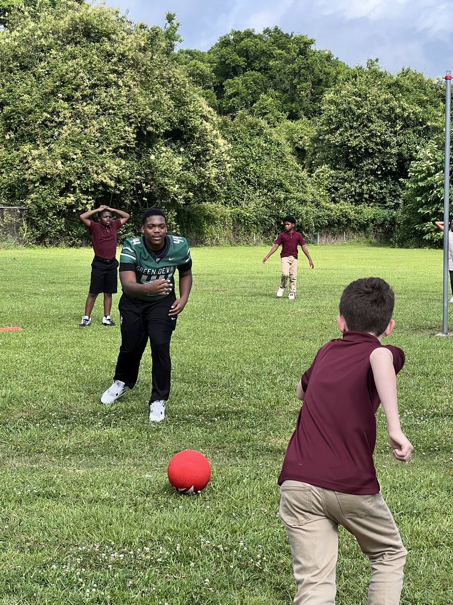 EmilyMartin225's tweet photo. Another WONDERFUL day to be in an @IbervilleSchool! As the littles celebrate in the @IESbabybulldogs gym, the bigs are celebrating iReady growth with the help of some @PlaquemineHigh Green Devil football players and cheerleaders! #onlyinIberville #summerscoming #workhardplayhard https://t.co/5NdhWbJ66O