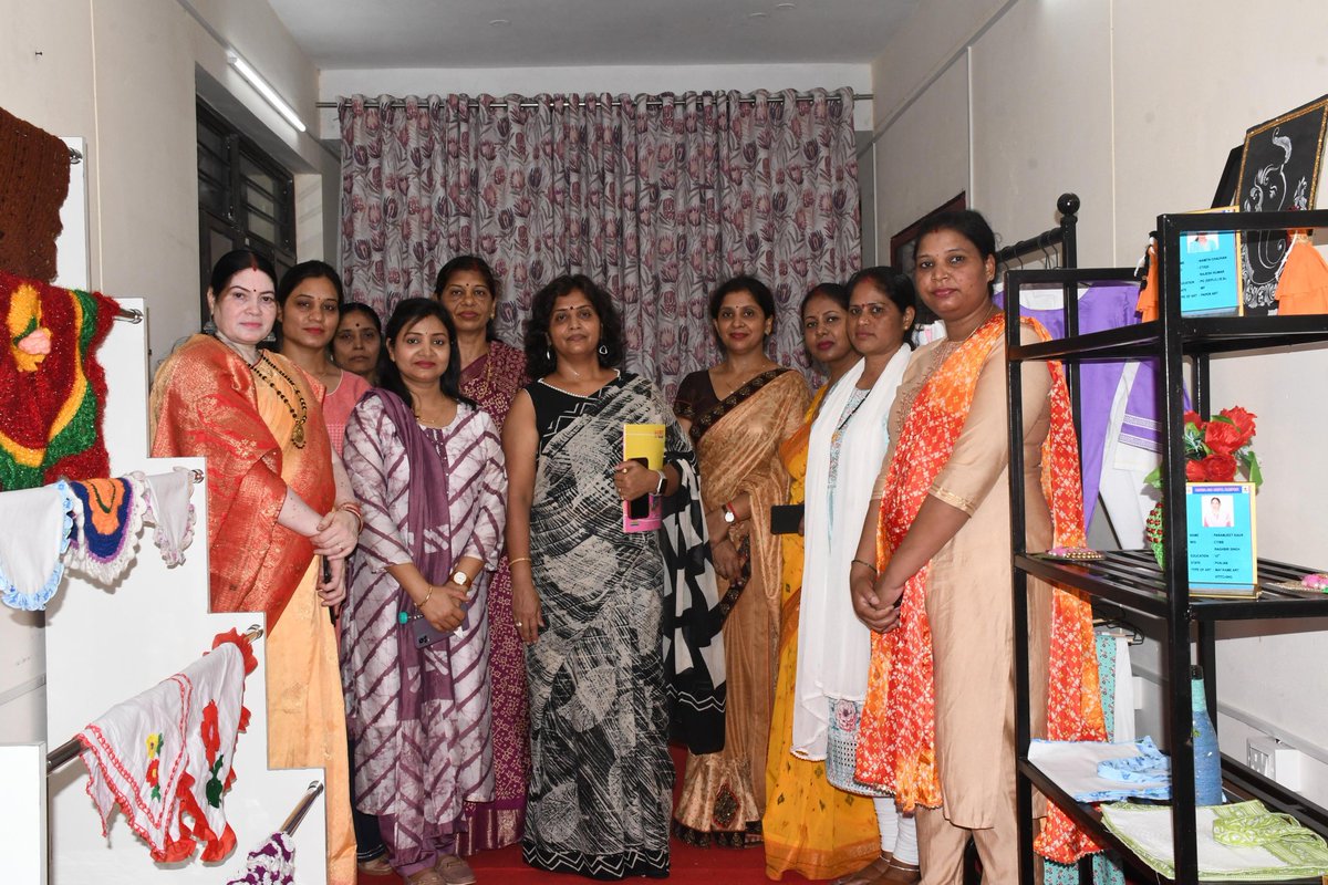 rcwagcraipur's tweet image. #SkillToStrength
Smt.Summi Singh,Head RCWA inaugurated #CWA SHOP,a pivotal step toward financial empowerment for women!
From baking to embroidery, stitching to craft,pickles to papadam,women proudly showcased their skills.
@CentralZoneCrpf 
@crpfindia 
@cwacrpf 
@cgsectorcrpf