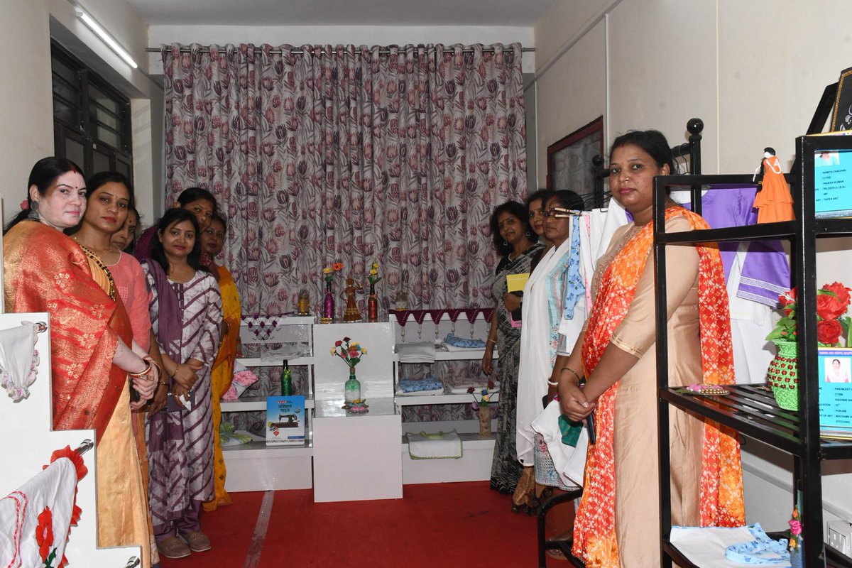 rcwagcraipur's tweet image. #SkillToStrength
Smt.Summi Singh,Head RCWA inaugurated #CWA SHOP,a pivotal step toward financial empowerment for women!
From baking to embroidery, stitching to craft,pickles to papadam,women proudly showcased their skills.
@CentralZoneCrpf 
@crpfindia 
@cwacrpf 
@cgsectorcrpf