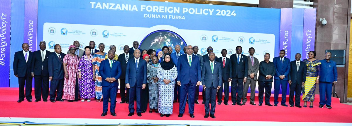 ikulumawasliano's tweet photo. Rais wa Jamhuri ya Muungano wa Tanzania, Mhe. Dkt. Samia Suluhu Hassan akiwa kwenye picha ya pamoja na viongozi mbalimbali kabla ya kuzindua Sera ya Mambo ya Nje ya mwaka 2001 Toleo la Mwaka 2024katika Kituo cha Mikutano cha Kimataifa cha Julius Nyerere (JNICC) Jijini Dar es Salaam tarehe 19 Mei, 2025.